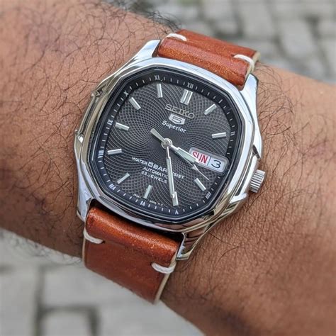 looking for these 2 watches if anyone knows anyone selling reps.